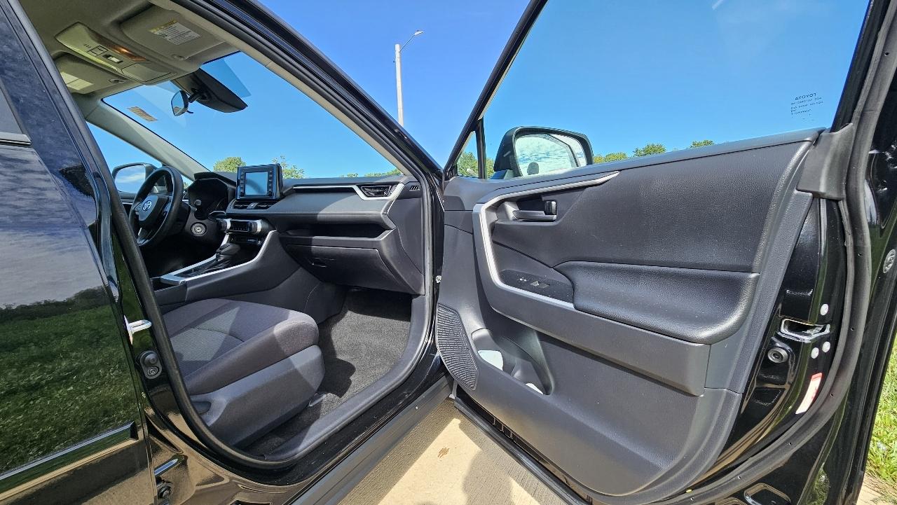 Toyota RAV4 LE AWD (Natl) 2019