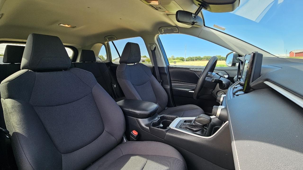 Toyota RAV4 LE AWD (Natl) 2019