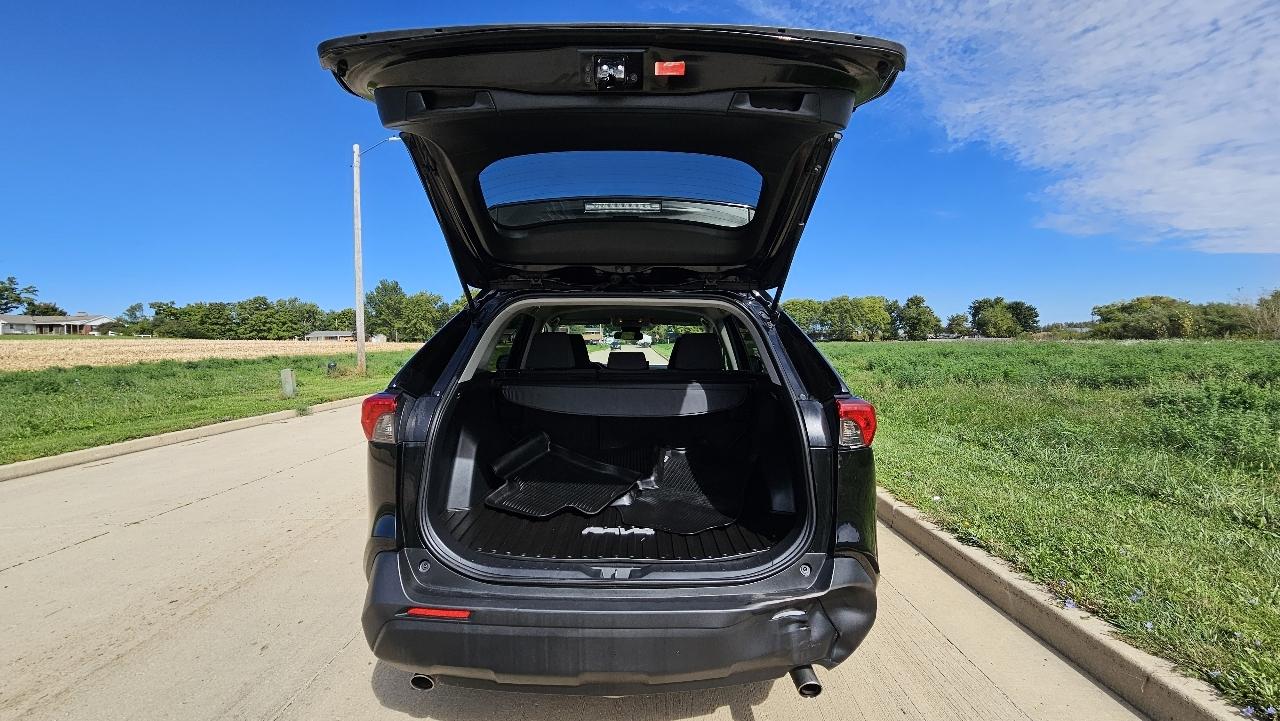 Toyota RAV4 LE AWD (Natl) 2019