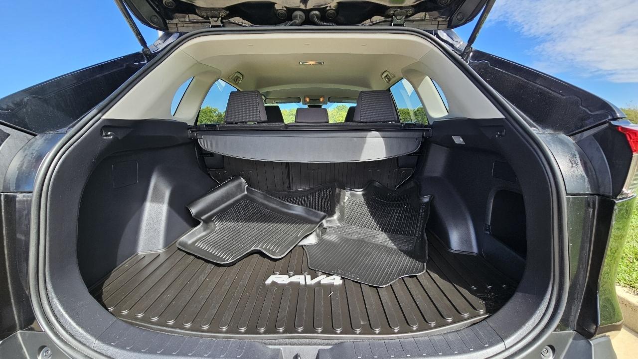Toyota RAV4 LE AWD (Natl) 2019