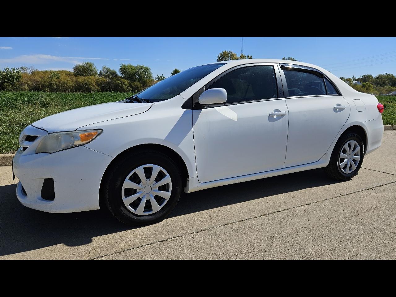 Toyota Corolla 4dr Sdn Auto LE (Natl) 2011