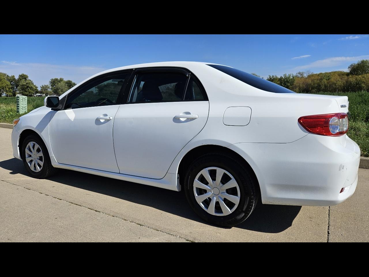Toyota Corolla 4dr Sdn Auto LE (Natl) 2011