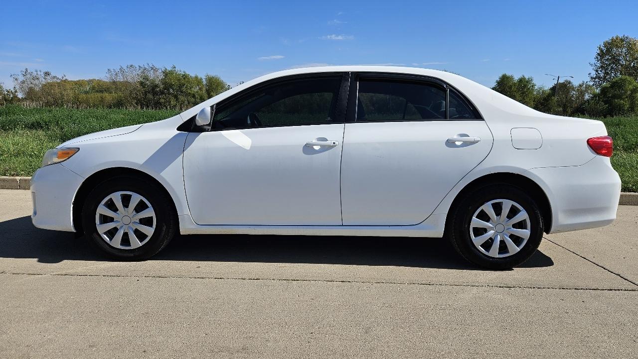Toyota Corolla 4dr Sdn Auto LE (Natl) 2011