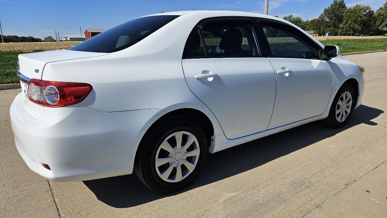 Toyota Corolla 4dr Sdn Auto LE (Natl) 2011