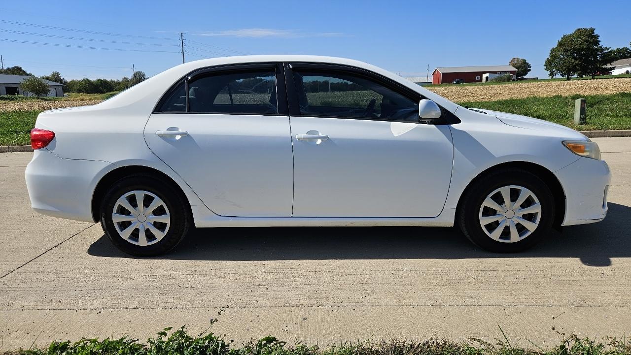 Toyota Corolla 4dr Sdn Auto LE (Natl) 2011