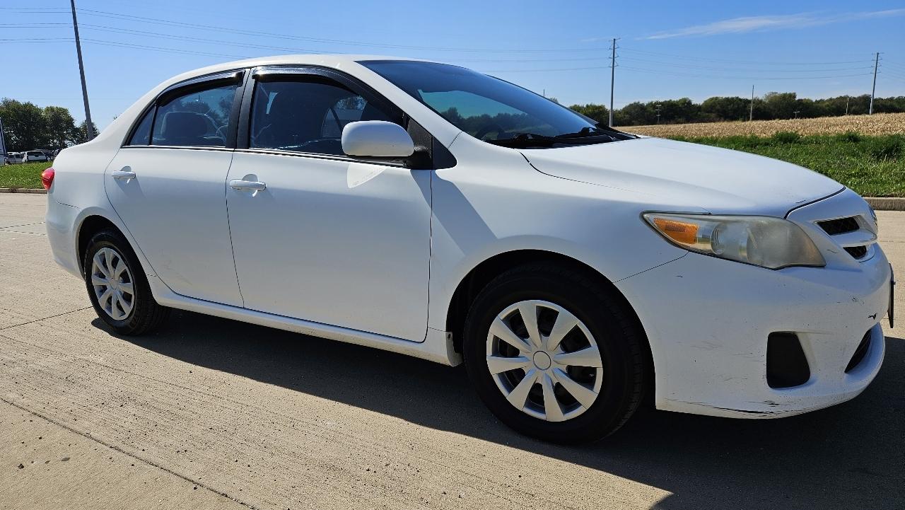 Toyota Corolla 4dr Sdn Auto LE (Natl) 2011