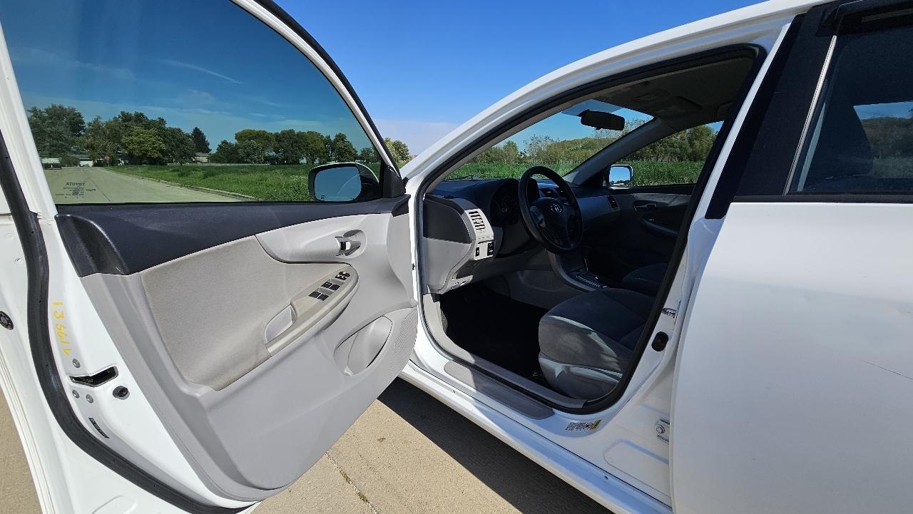 Toyota Corolla 4dr Sdn Auto LE (Natl) 2011