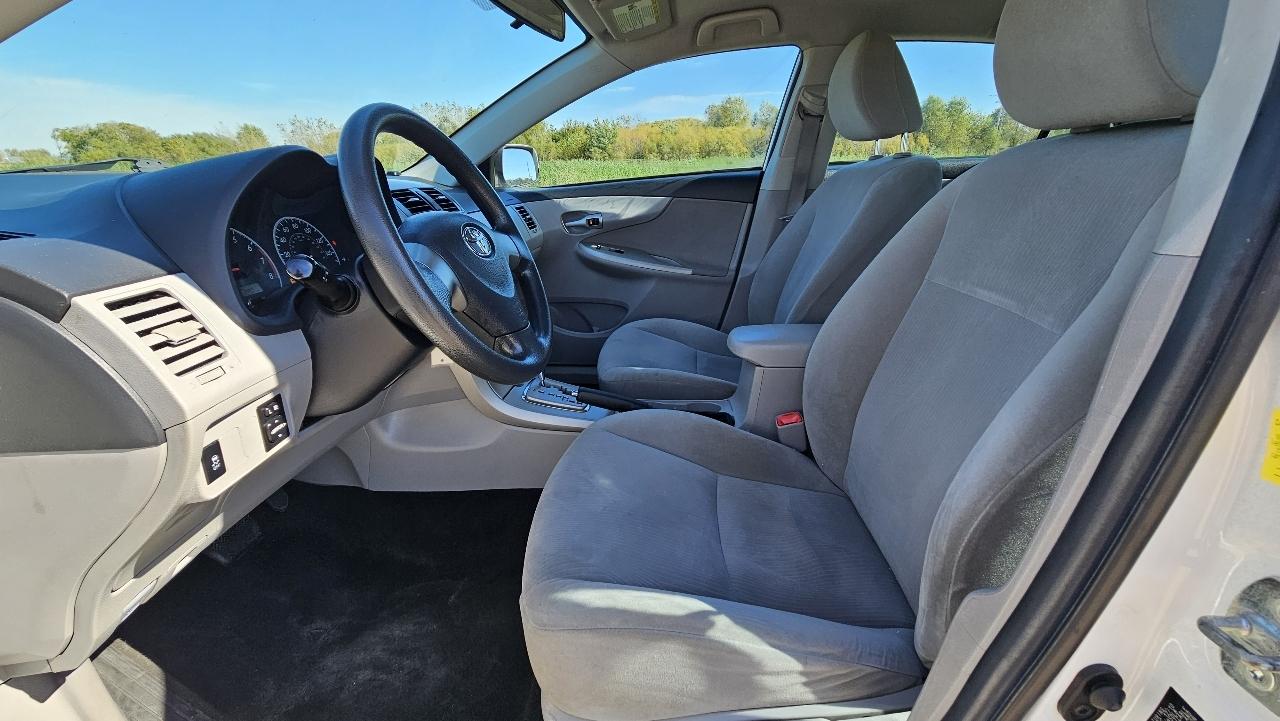 Toyota Corolla 4dr Sdn Auto LE (Natl) 2011