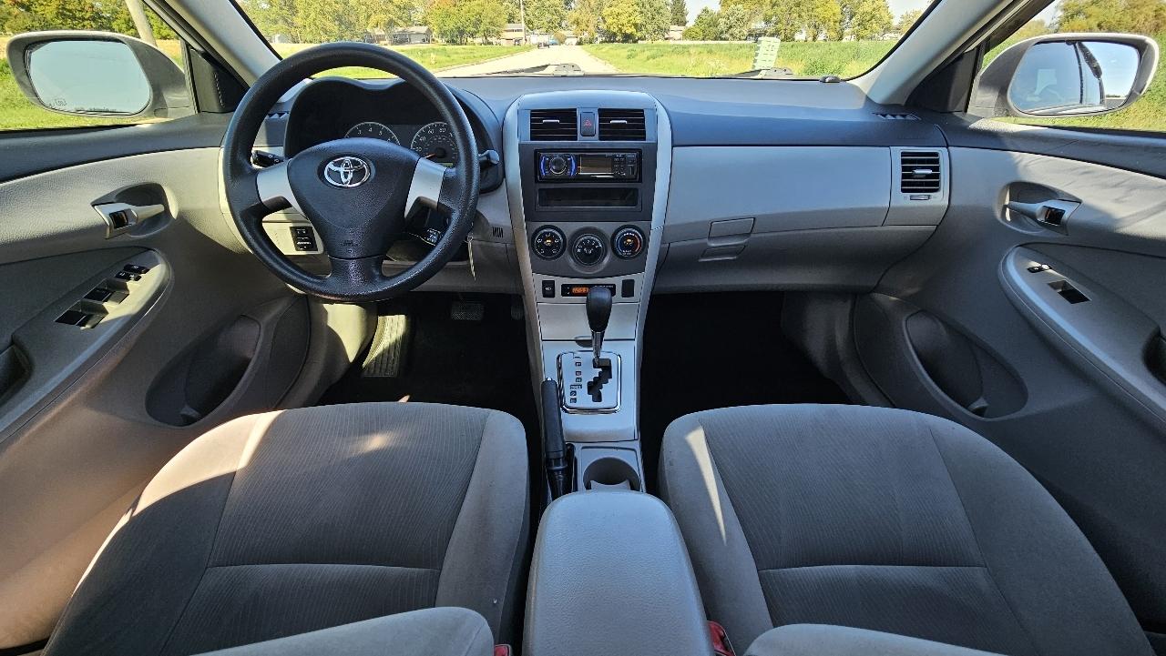 Toyota Corolla 4dr Sdn Auto LE (Natl) 2011