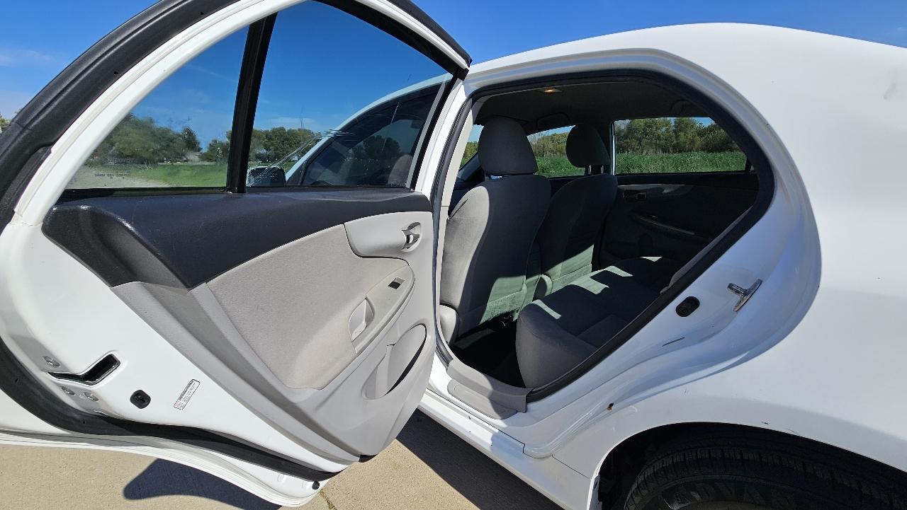 Toyota Corolla 4dr Sdn Auto LE (Natl) 2011