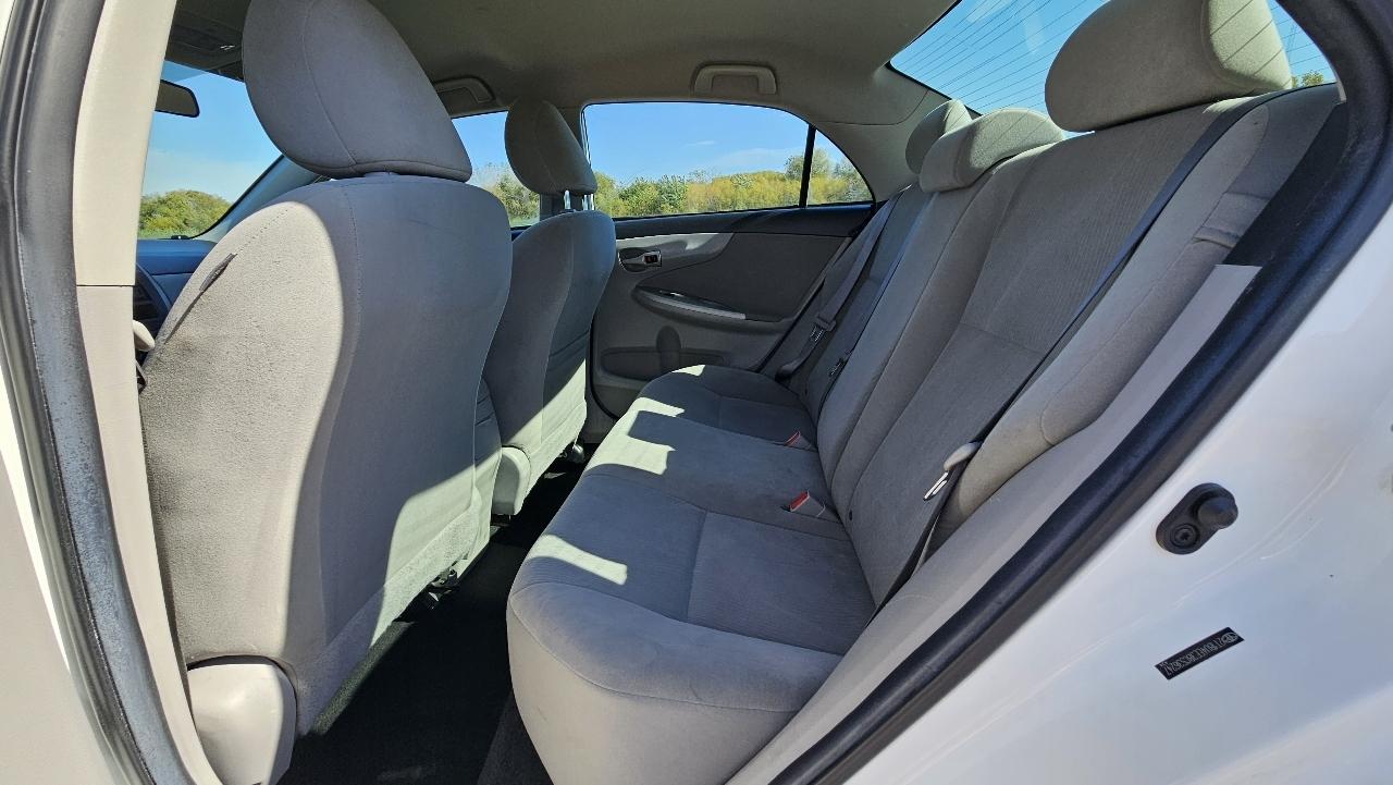 Toyota Corolla 4dr Sdn Auto LE (Natl) 2011