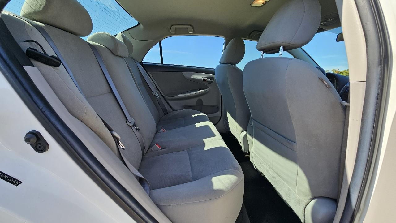 Toyota Corolla 4dr Sdn Auto LE (Natl) 2011