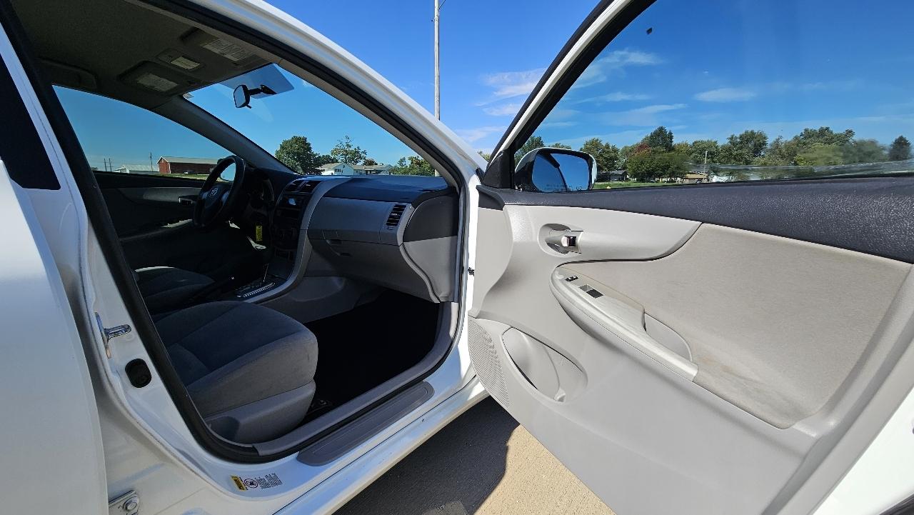Toyota Corolla 4dr Sdn Auto LE (Natl) 2011