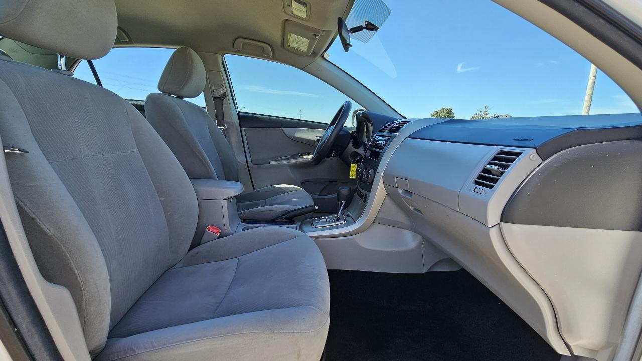 Toyota Corolla 4dr Sdn Auto LE (Natl) 2011