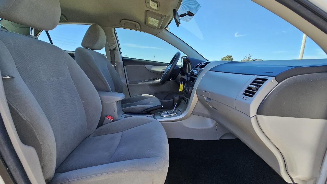 Toyota Corolla 4dr Sdn Auto LE (Natl) 2011
