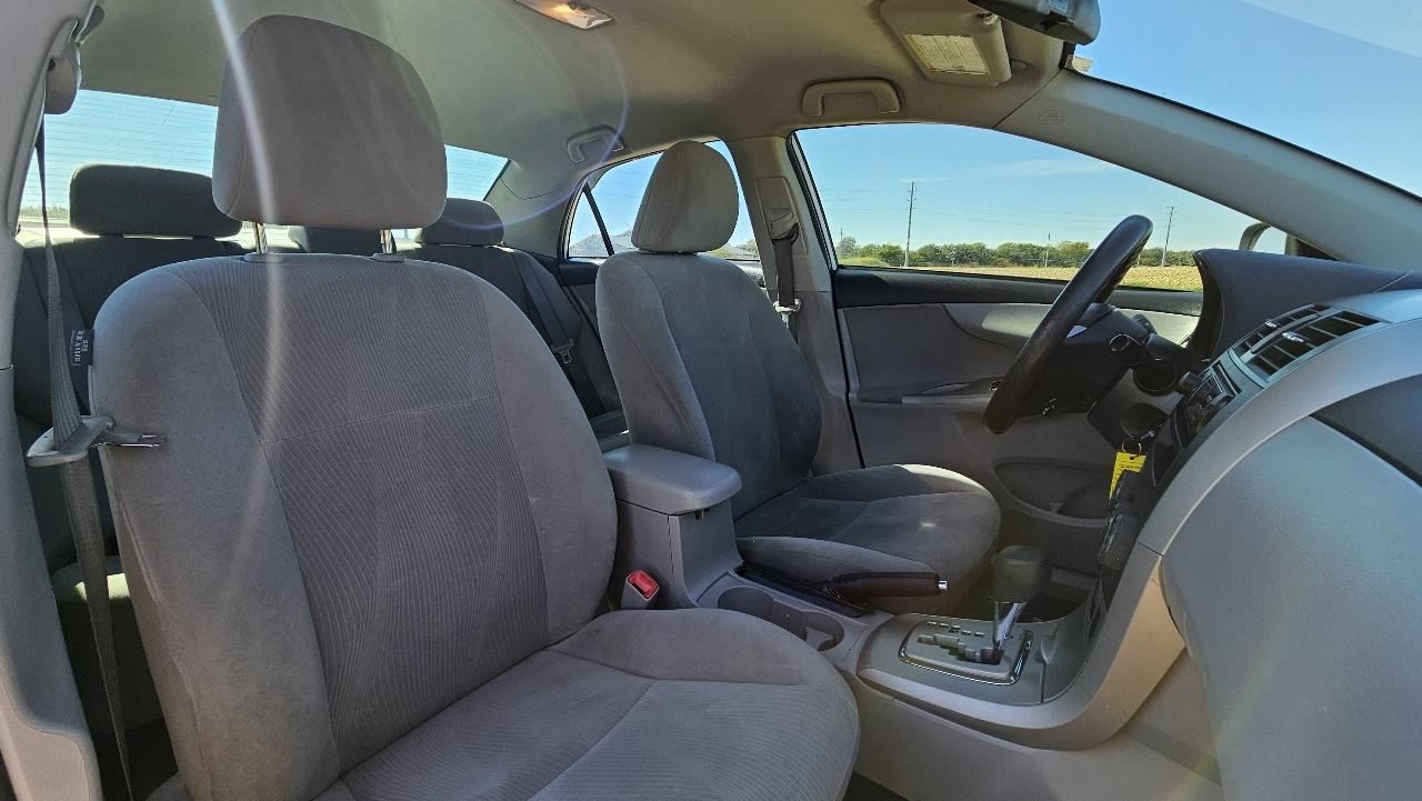 Toyota Corolla 4dr Sdn Auto LE (Natl) 2011