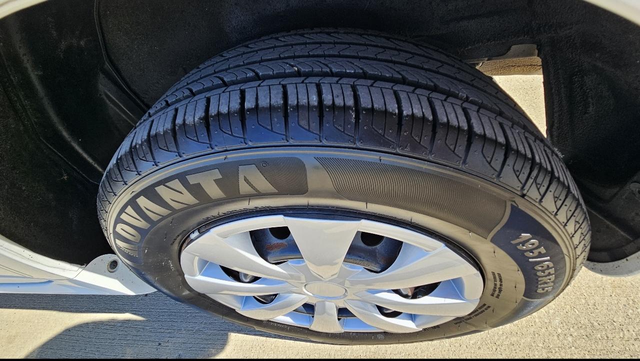 Toyota Corolla 4dr Sdn Auto LE (Natl) 2011