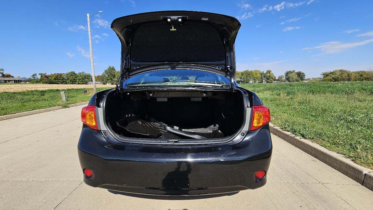 Toyota Corolla 4dr Sdn Man (Natl) 2010