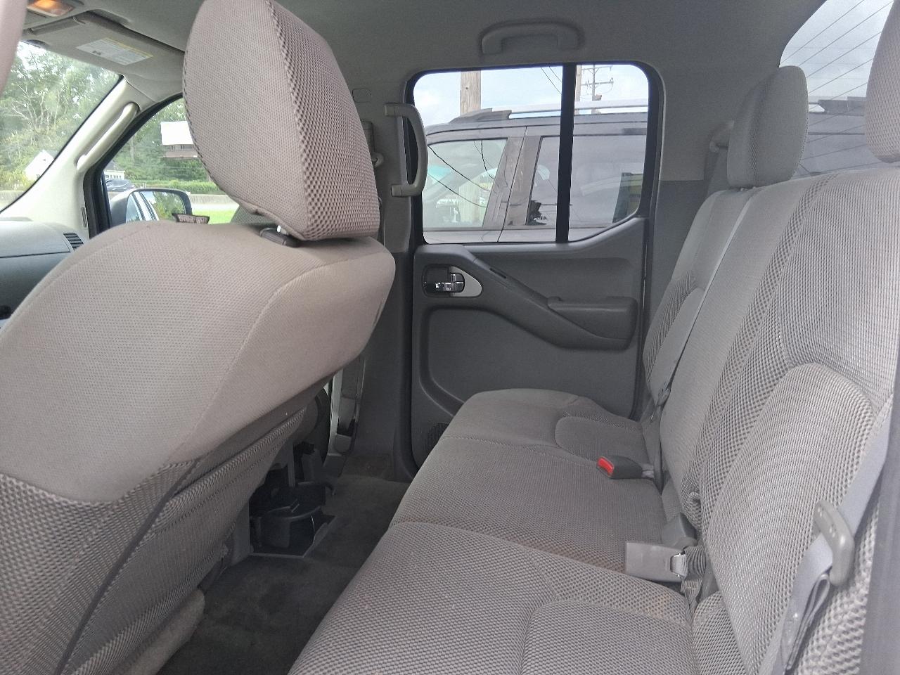 Nissan Frontier LE Crew Cab 4WD 2010