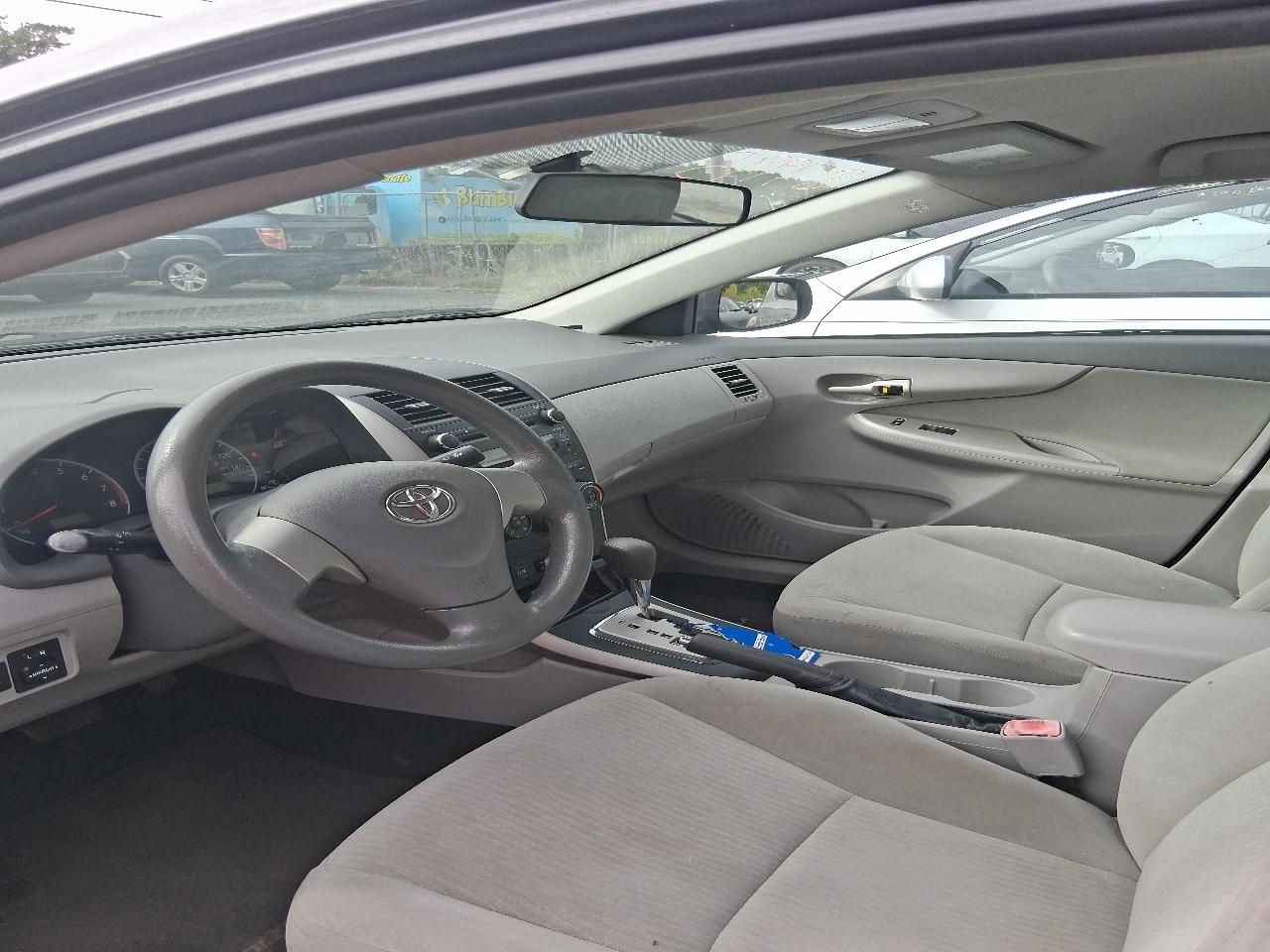 Toyota Corolla Base 5-Speed MT 2010