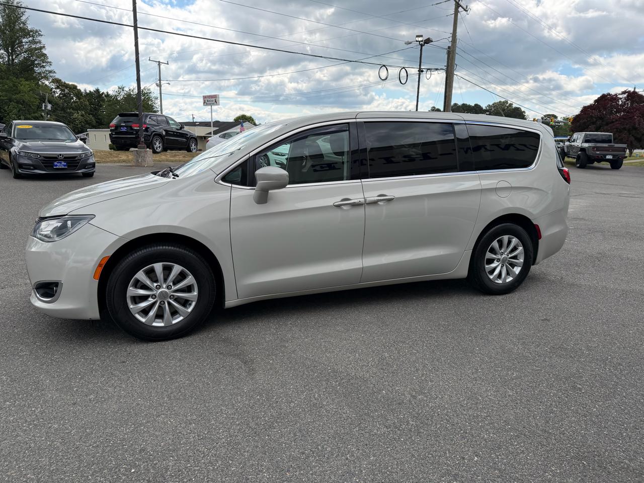 Chrysler Pacifica Touring FWD 2020
