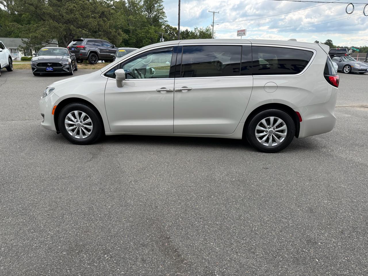 Chrysler Pacifica Touring FWD 2020