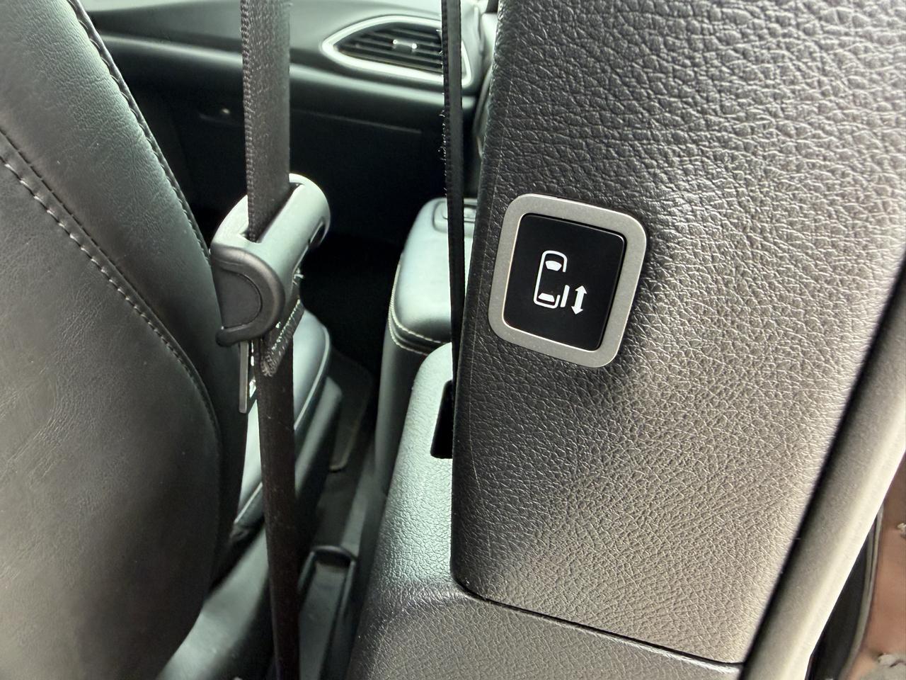 Chrysler Pacifica Select FWD 2025
