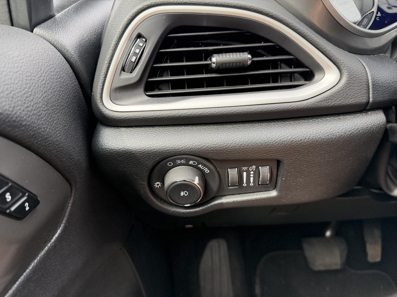 Chrysler Pacifica Select FWD 2025