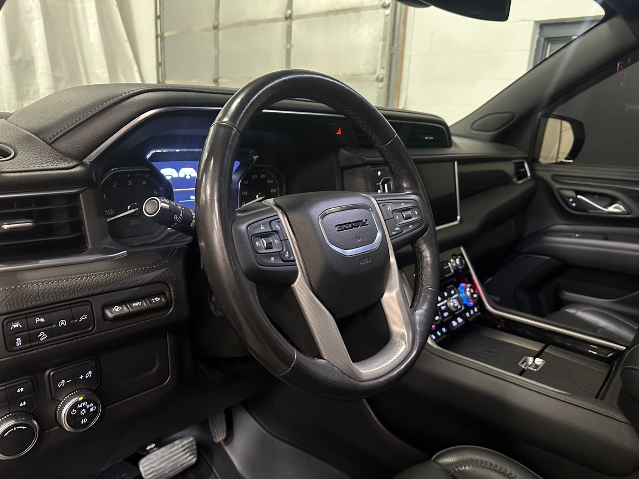 GMC Yukon Denali 4WD 2021