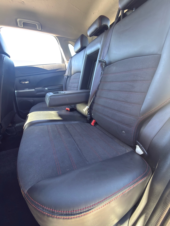 Mitsubishi Outlander Sport  2024