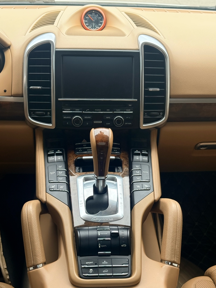 Porsche Cayenne Hybrid  2012