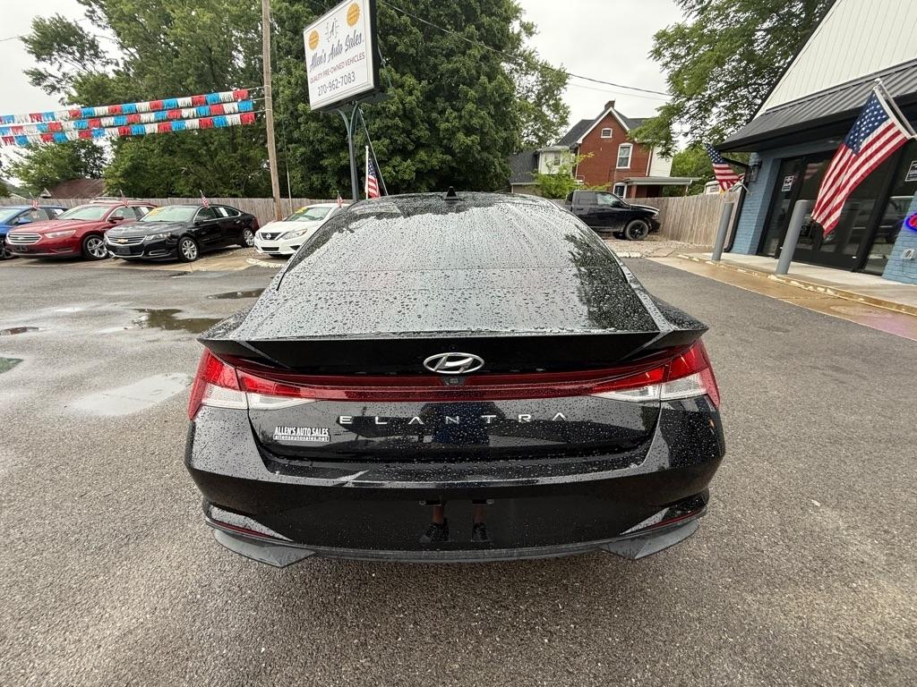 Hyundai Elantra  2022