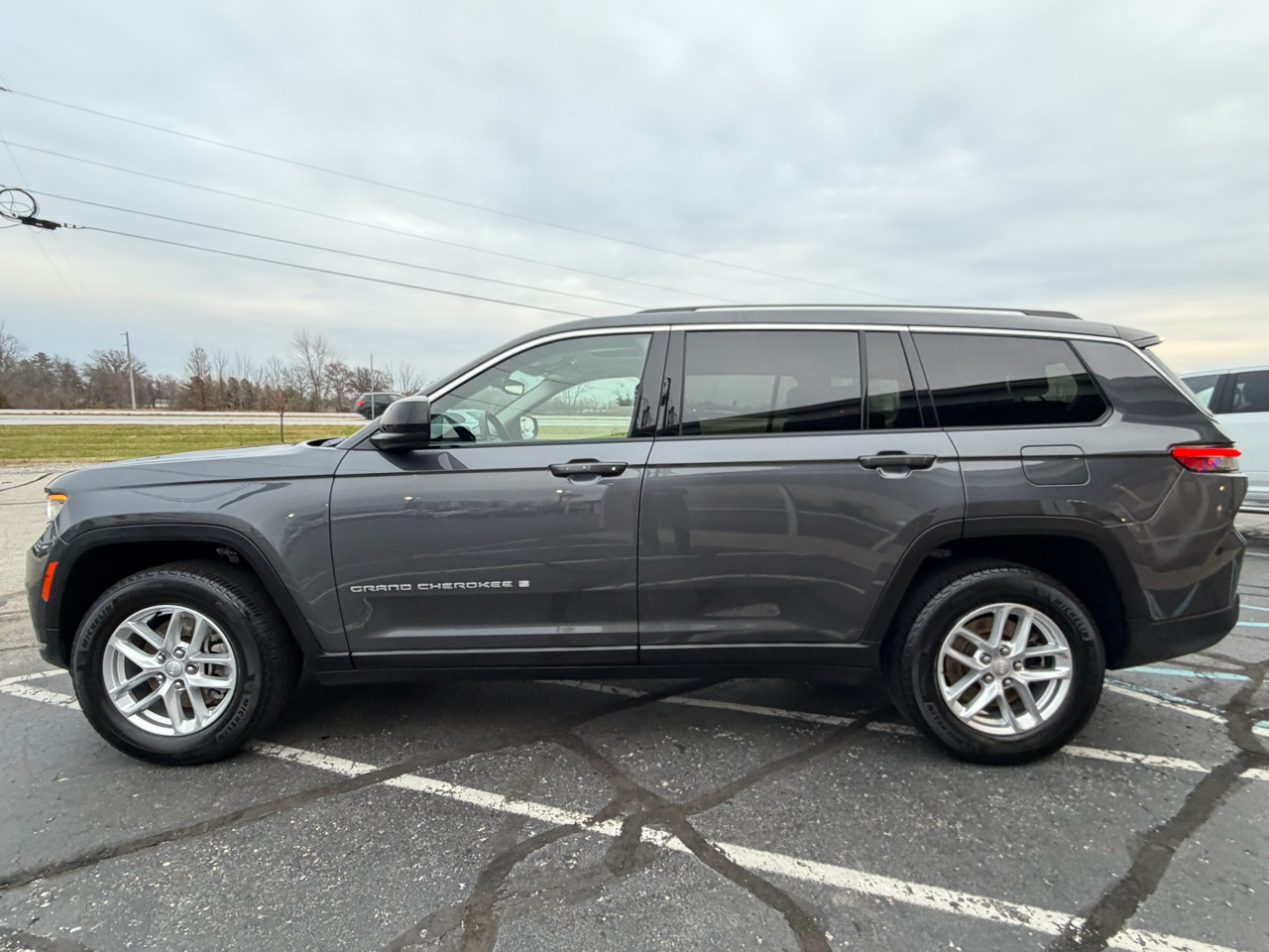 2022 Jeep Grand Cherokee Laredo photo 2
