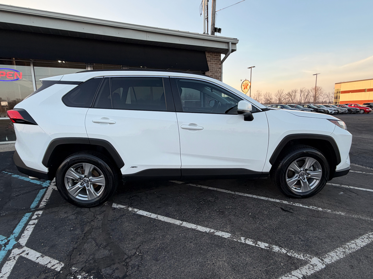 Toyota RAV4 Hybrid XLE AWD (Natl) 2022