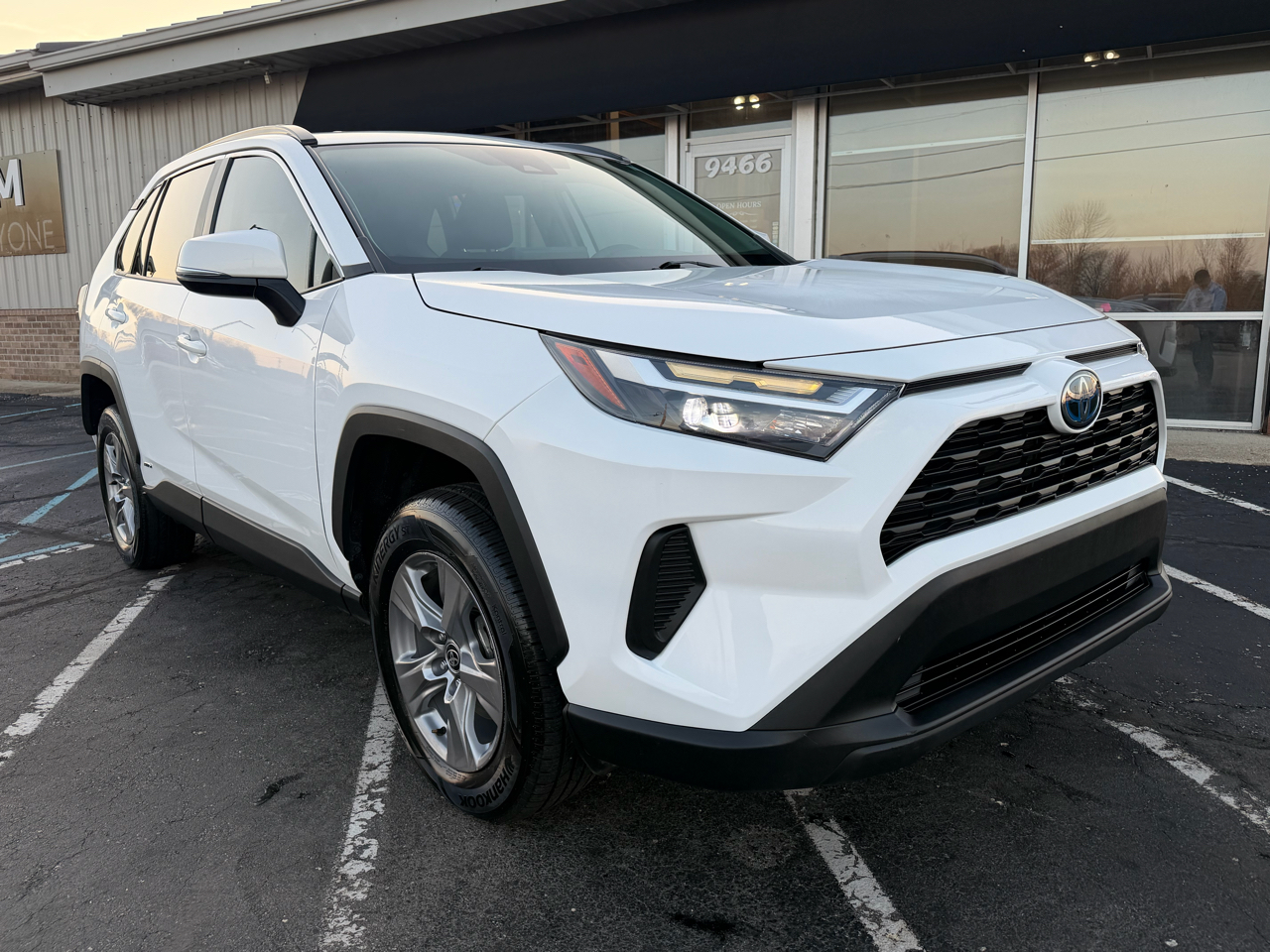 Toyota RAV4 Hybrid XLE AWD (Natl) 2022