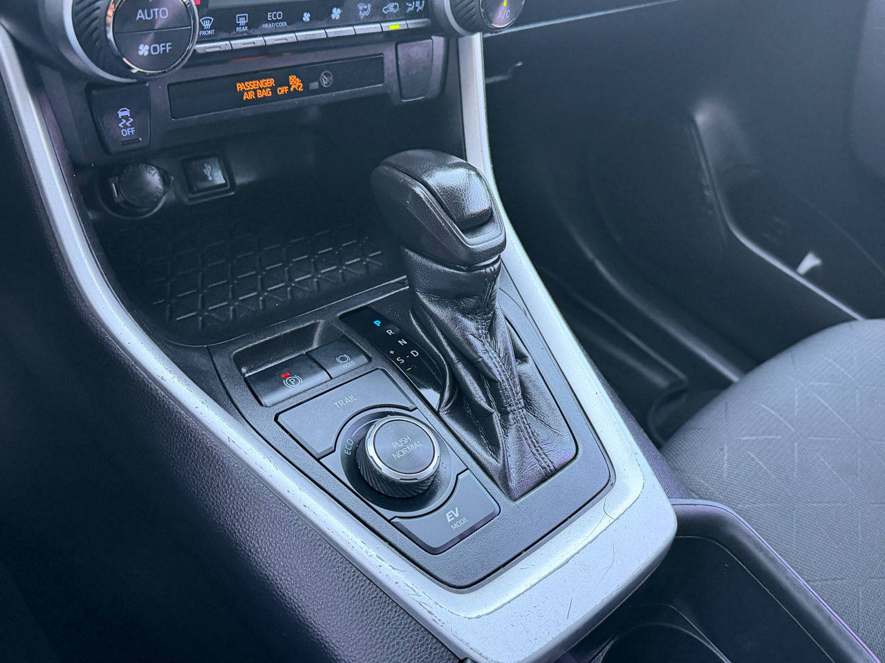 Toyota RAV4 Hybrid XLE AWD (Natl) 2022