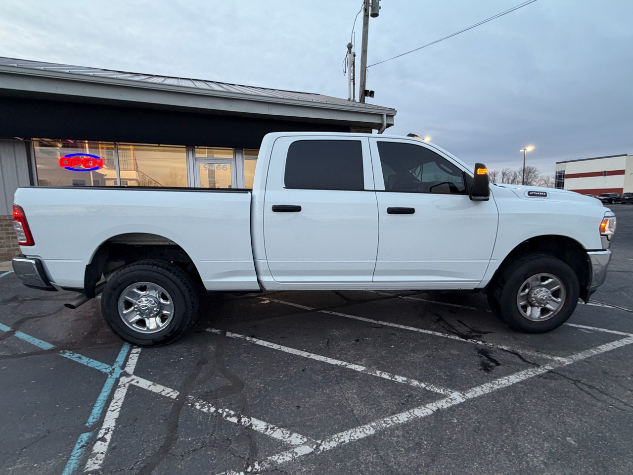 RAM 2500 Tradesman 4x4 Crew Cab 6'4" Box 2024