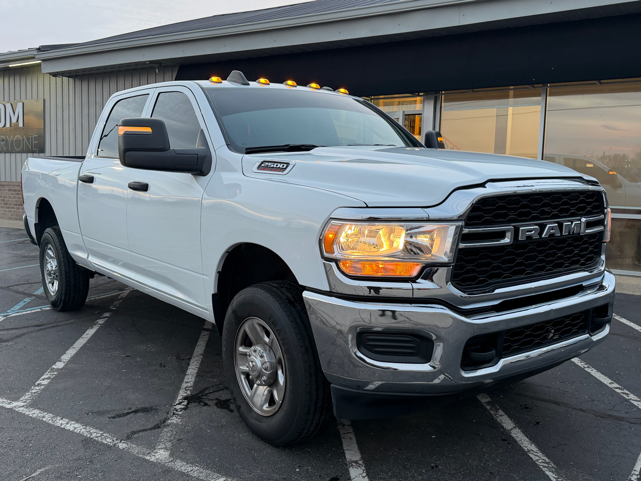 RAM 2500 Tradesman 4x4 Crew Cab 6'4" Box 2024