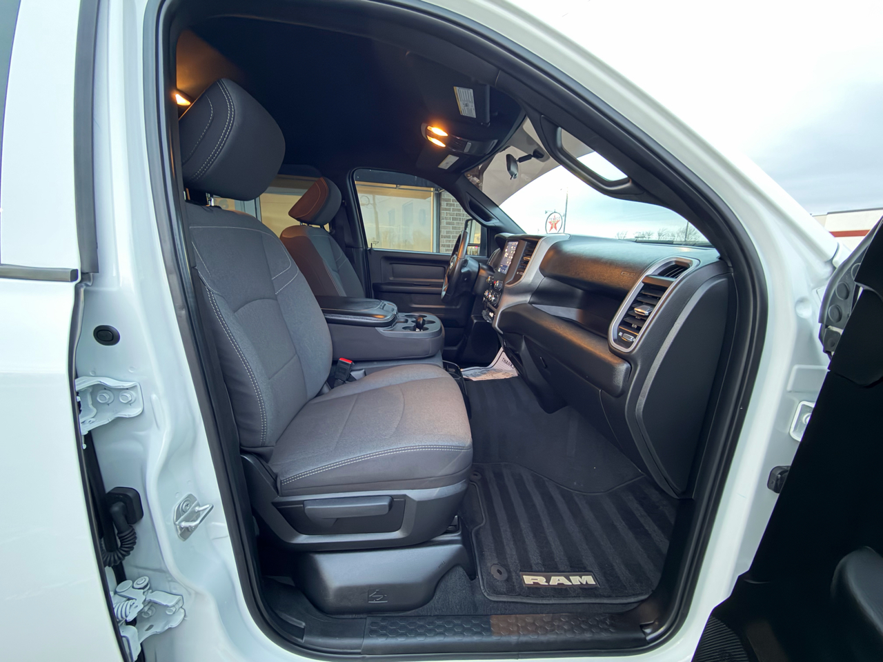 RAM 2500 Tradesman 4x4 Crew Cab 6'4" Box 2024