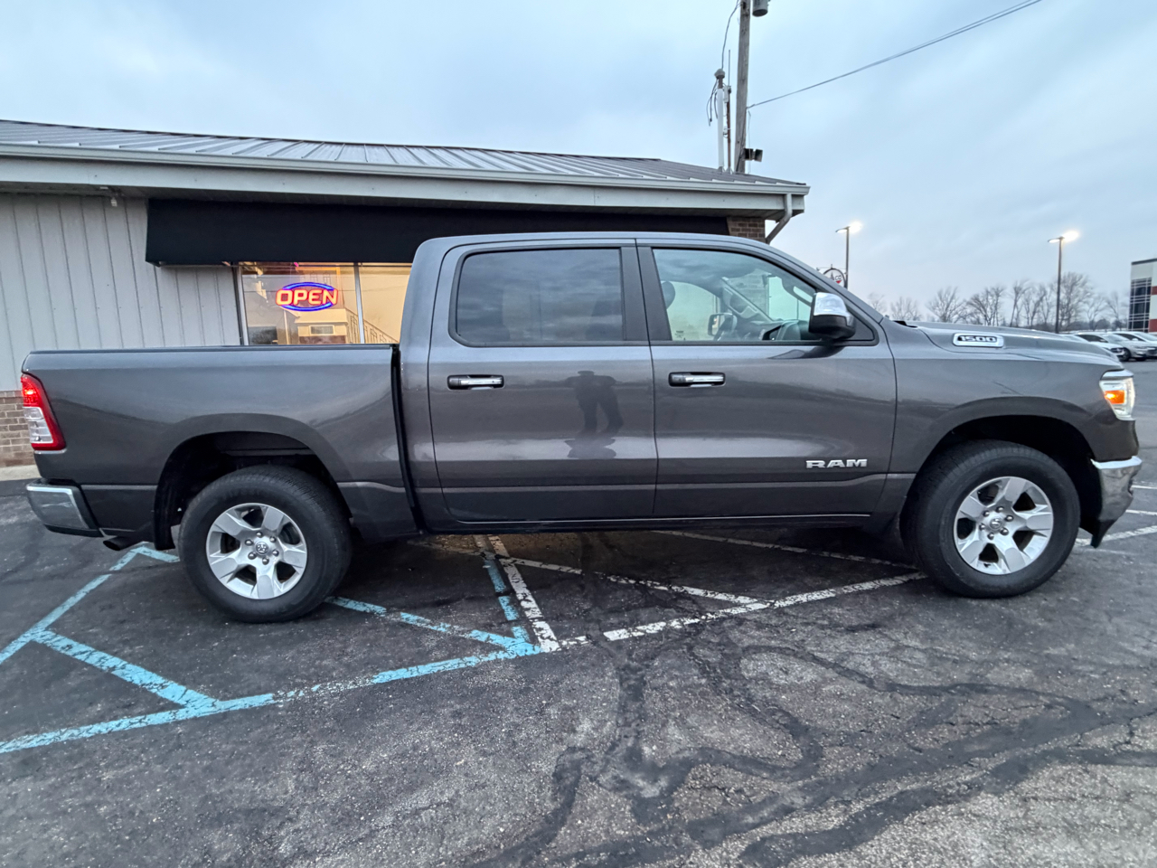 RAM 1500 Big Horn 4x4 Crew Cab 5'7" Box 2020