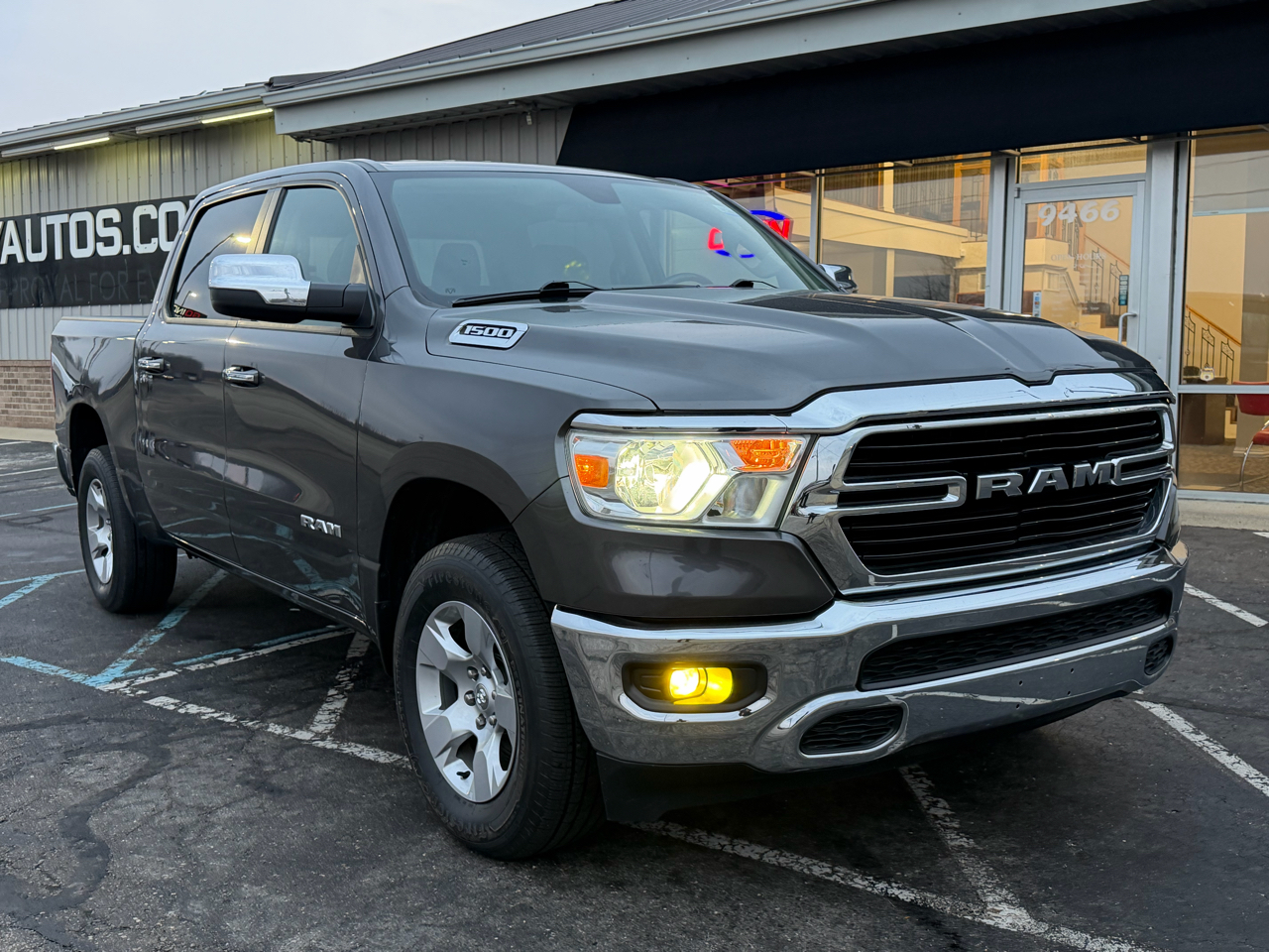 RAM 1500 Big Horn 4x4 Crew Cab 5'7" Box 2020