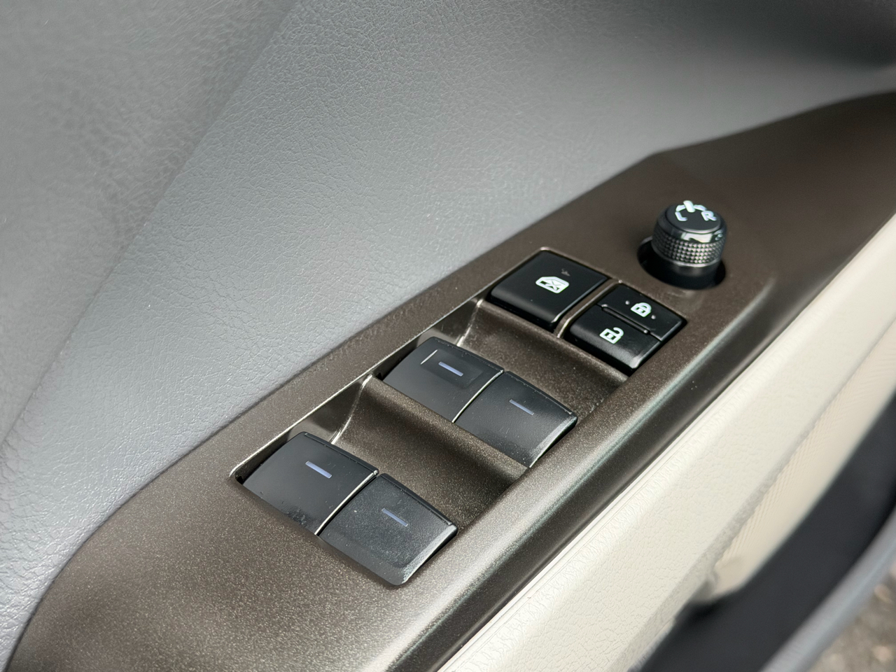 Toyota Camry Hybrid LE CVT (Natl) 2023