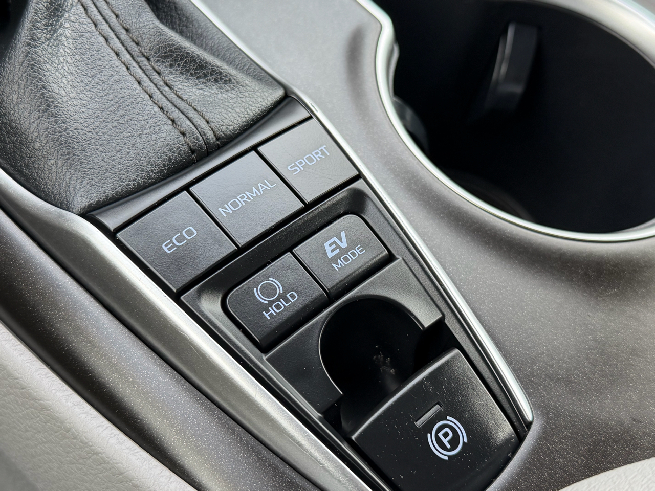 Toyota Camry Hybrid LE CVT (Natl) 2023