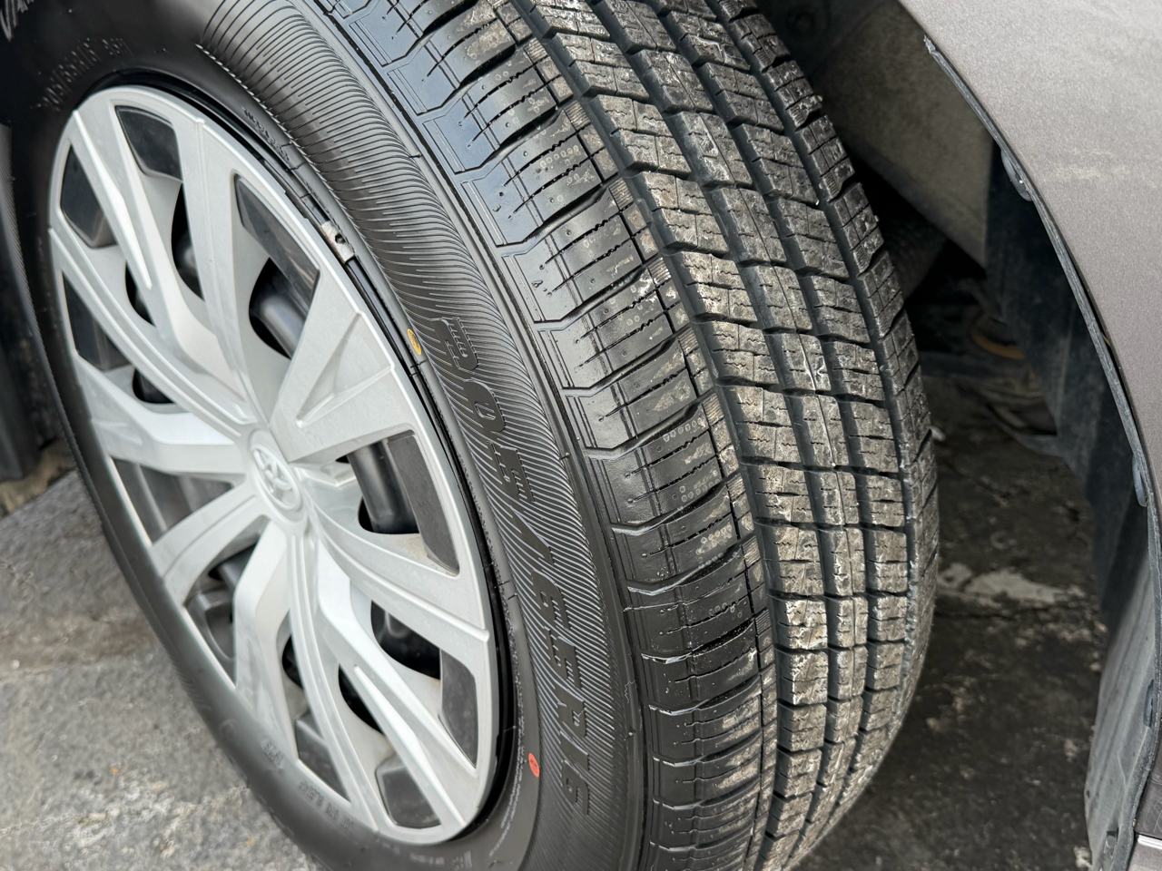 Toyota Camry Hybrid LE CVT (Natl) 2023