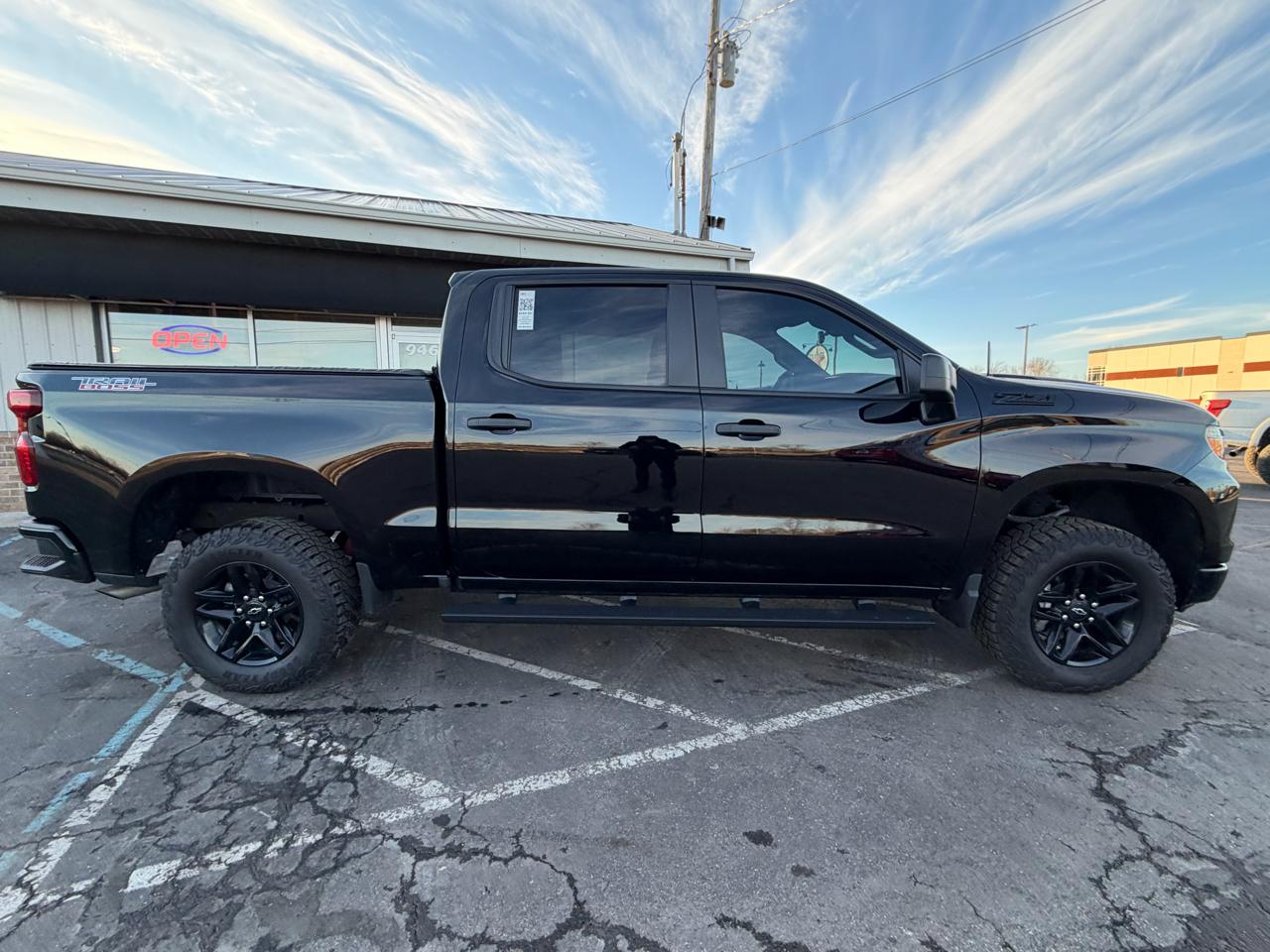 Chevrolet Silverado 1500 4WD Crew Cab 147" Custom Trail Boss 2024