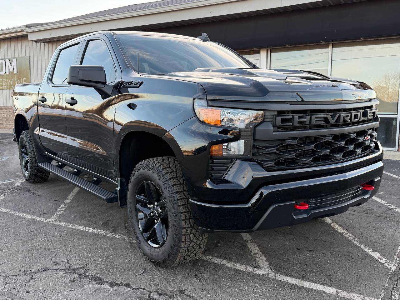 Chevrolet Silverado 1500 4WD Crew Cab 147" Custom Trail Boss 2024