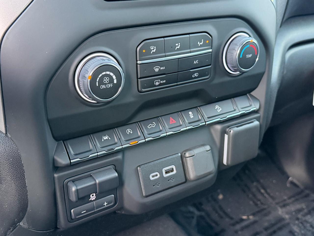 Chevrolet Silverado 1500 4WD Crew Cab 147" Custom Trail Boss 2024