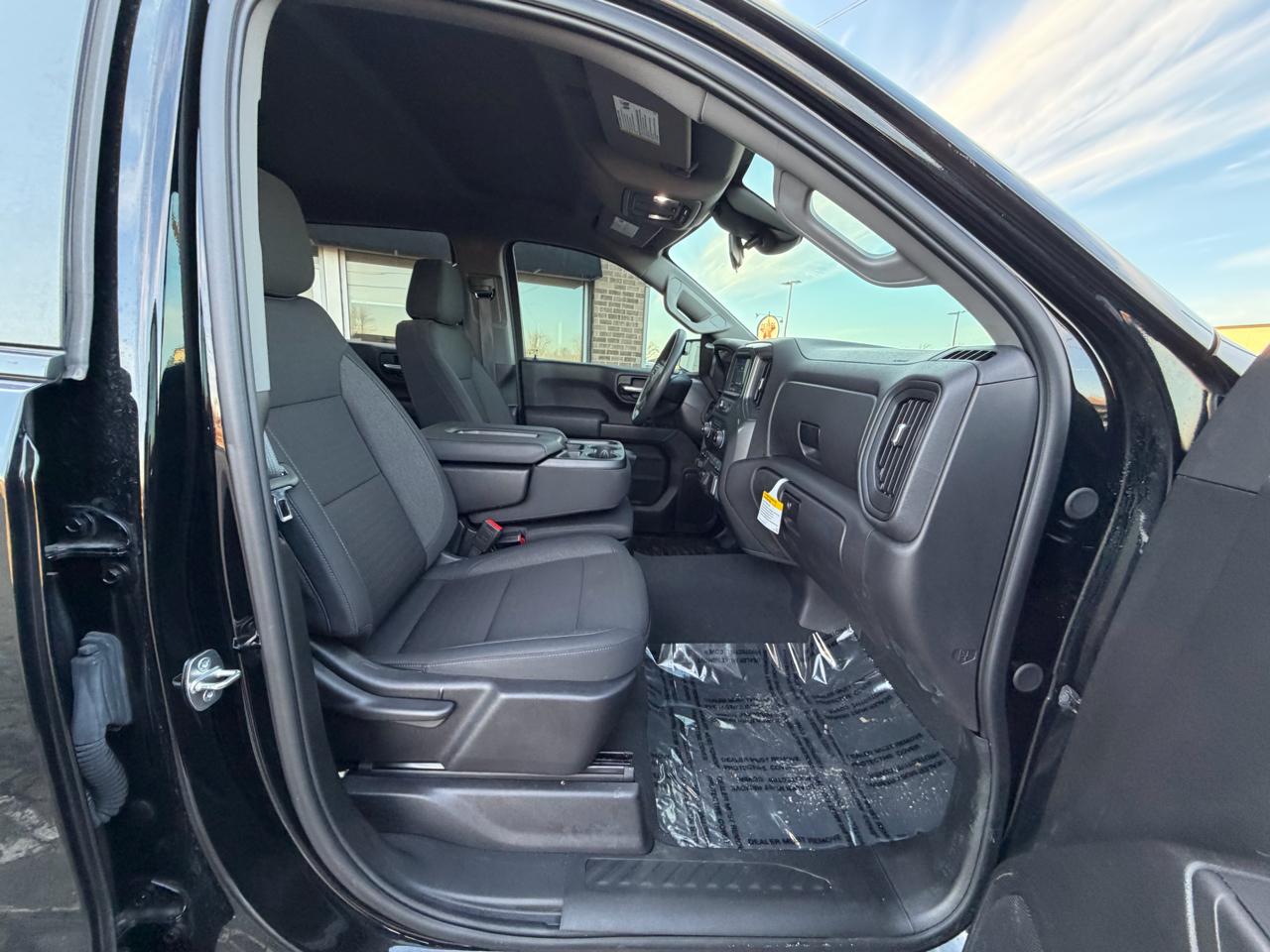 Chevrolet Silverado 1500 4WD Crew Cab 147" Custom Trail Boss 2024