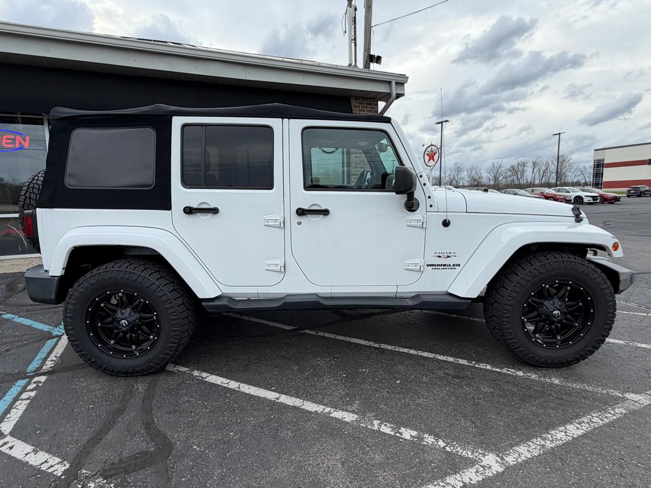 Jeep Wrangler Unlimited 4WD 4dr Sahara 2016