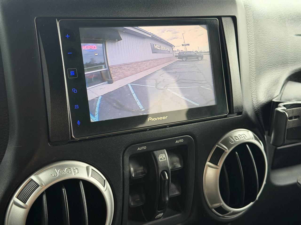 Jeep Wrangler Unlimited 4WD 4dr Sahara 2016